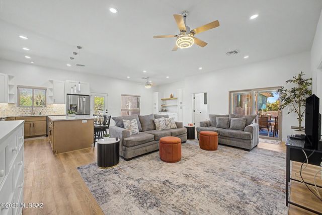 701 E Vía Entrada, Tucson, AZ 85718