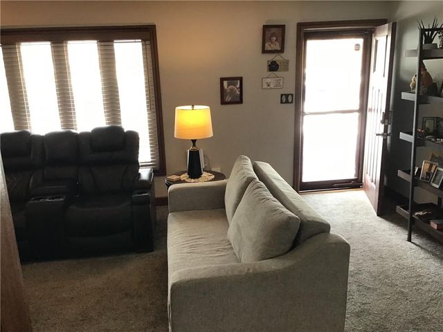 8395 NW WAUKOMIS Drive, Kansas City, MO 64151