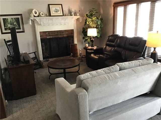 8395 NW WAUKOMIS Drive, Kansas City, MO 64151