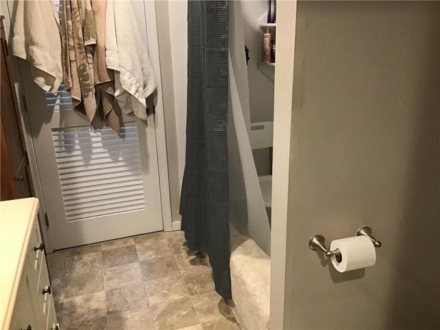 8395 NW WAUKOMIS Drive, Kansas City, MO 64151