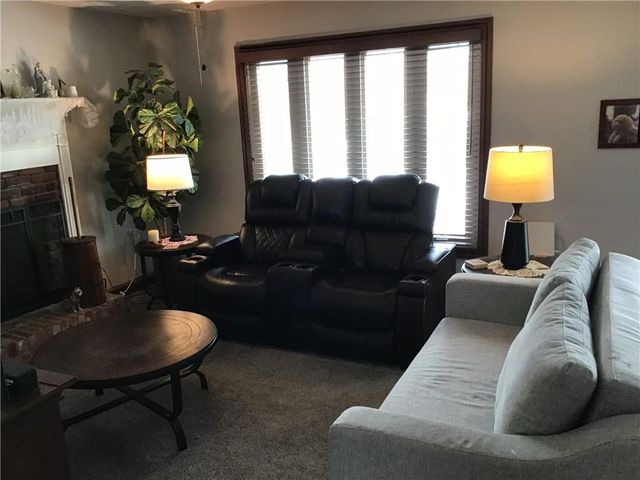 8395 NW WAUKOMIS Drive, Kansas City, MO 64151