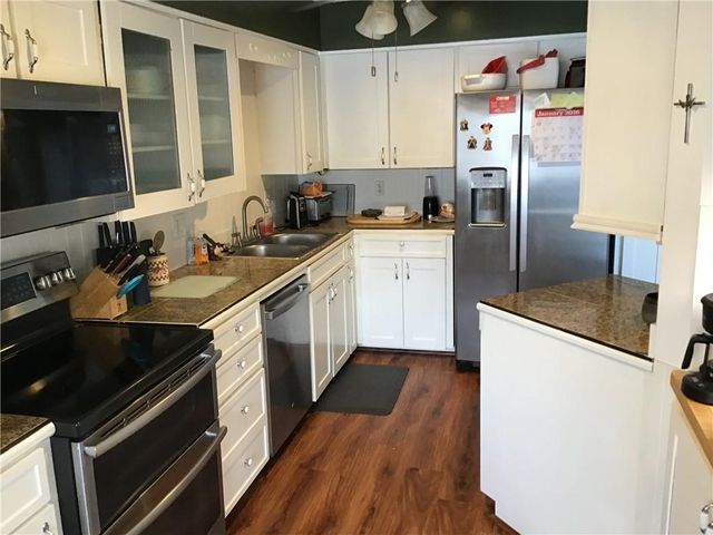 8395 NW WAUKOMIS Drive, Kansas City, MO 64151