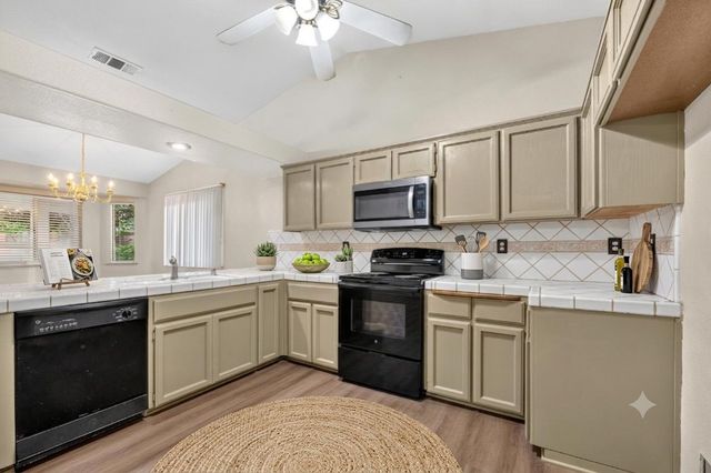 5438 N State Street, Fresno, CA 93722
