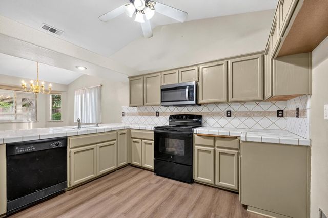 5438 N State Street, Fresno, CA 93722