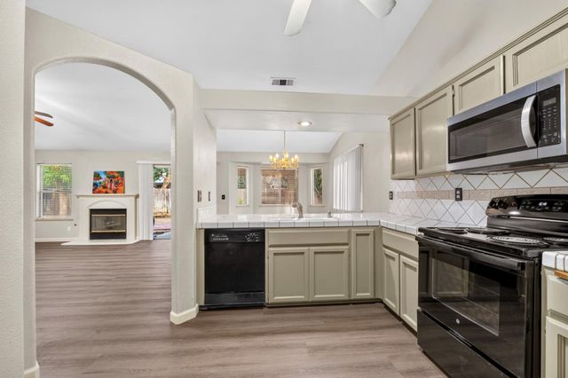 5438 N State Street, Fresno, CA 93722