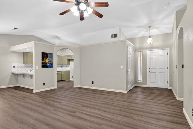 5438 N State Street, Fresno, CA 93722