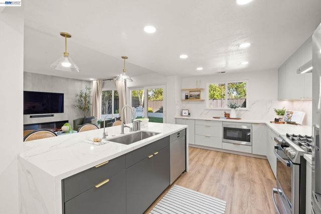 7921 Crossridge Dr, Dublin, CA 94568