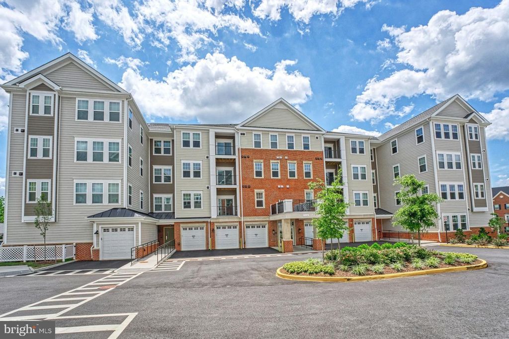 750 MOUNT AIRY TER NE #402, Leesburg, VA 20176