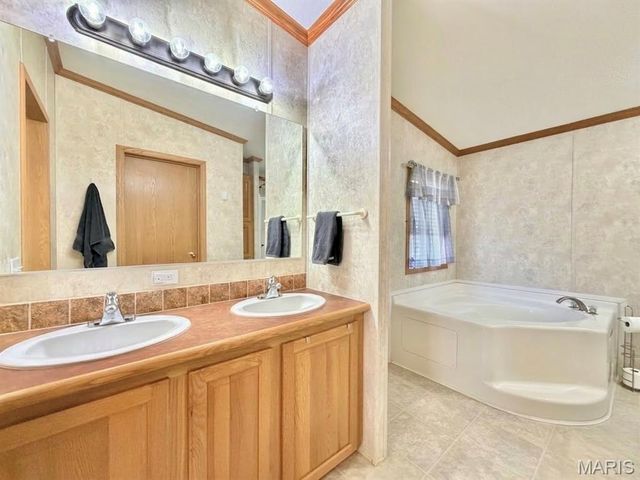 8048 Lakeside Drive, Caseyville, IL 62232