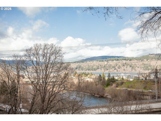 402 Bluff Rd, Hood River, OR 97031