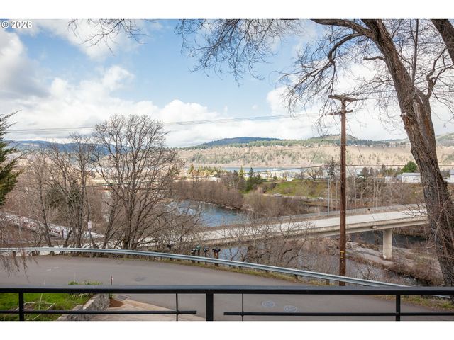 402 Bluff Rd, Hood River, OR 97031