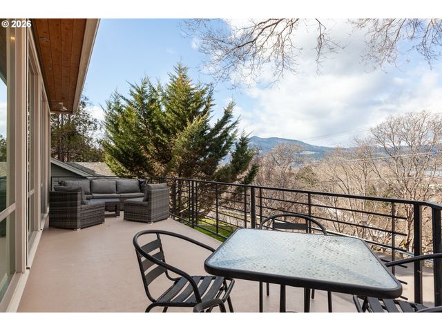 402 Bluff Rd, Hood River, OR 97031