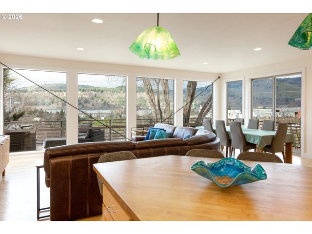 402 Bluff Rd, Hood River, OR 97031