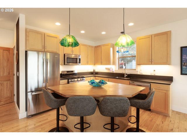 402 Bluff Rd, Hood River, OR 97031