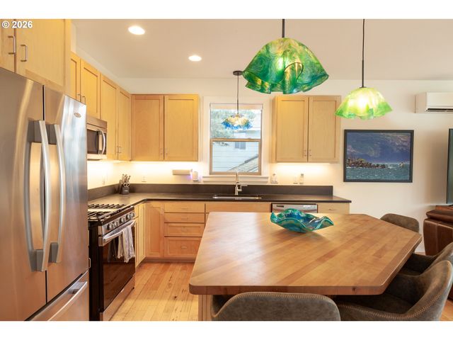 402 Bluff Rd, Hood River, OR 97031