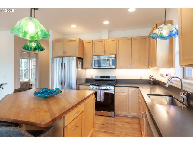 402 Bluff Rd, Hood River, OR 97031