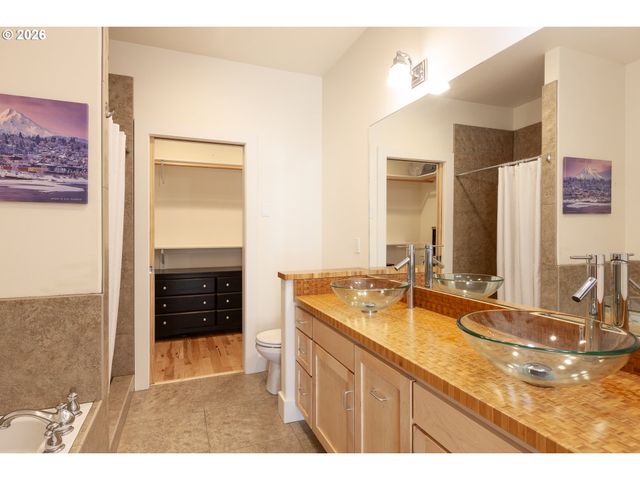 402 Bluff Rd, Hood River, OR 97031