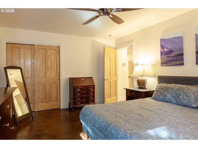 402 Bluff Rd, Hood River, OR 97031