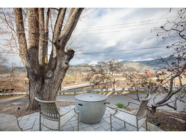 402 Bluff Rd, Hood River, OR 97031