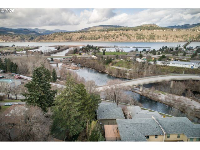 402 Bluff Rd, Hood River, OR 97031