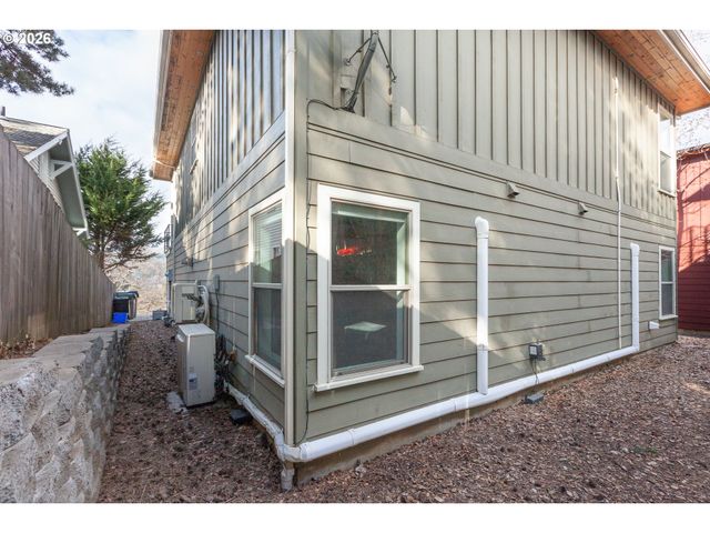 402 Bluff Rd, Hood River, OR 97031