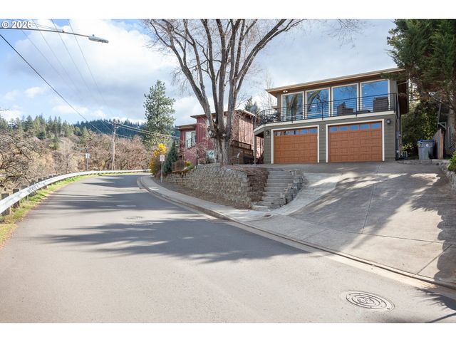 402 Bluff Rd, Hood River, OR 97031