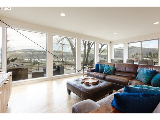 402 Bluff Rd, Hood River, OR 97031