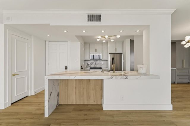 5001 Woodway Drive 1305, Houston, TX 77056