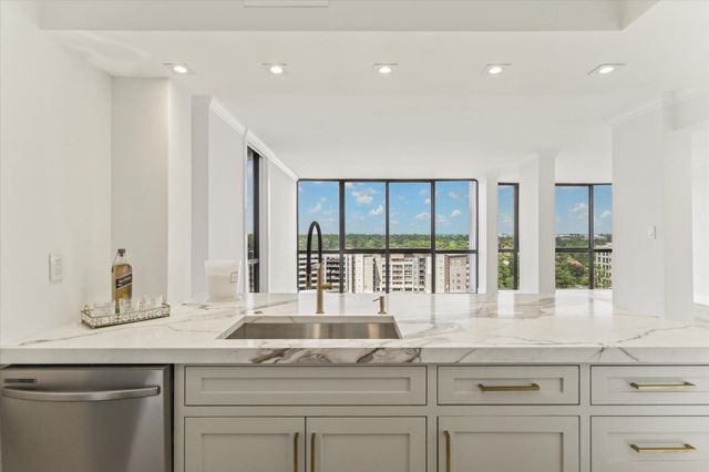 5001 Woodway Drive 1305, Houston, TX 77056