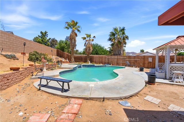 16433 Pauhaska, Apple Valley, CA 92307