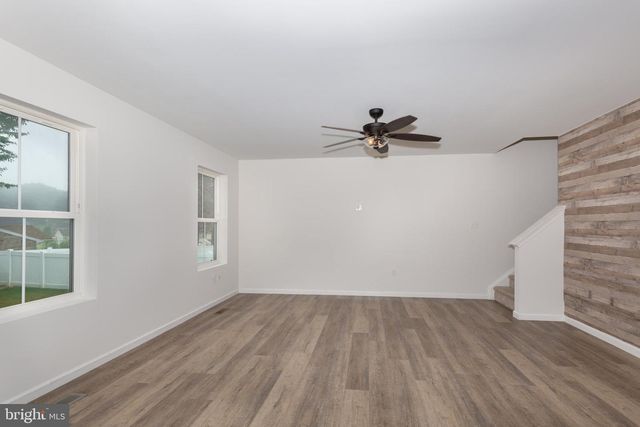 15 CLOVERFIELD ST, Stewartstown, PA 17363