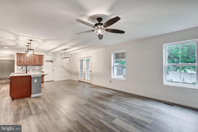 15 CLOVERFIELD ST, Stewartstown, PA 17363