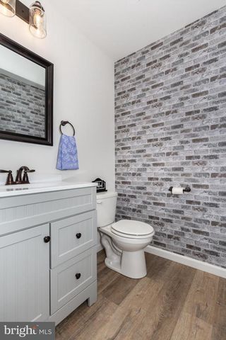 15 CLOVERFIELD ST, Stewartstown, PA 17363