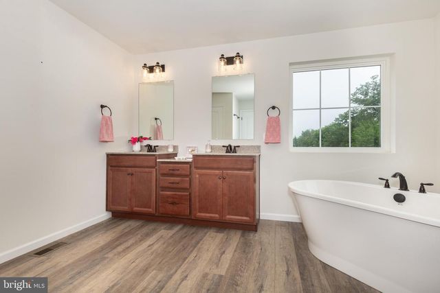 15 CLOVERFIELD ST, Stewartstown, PA 17363