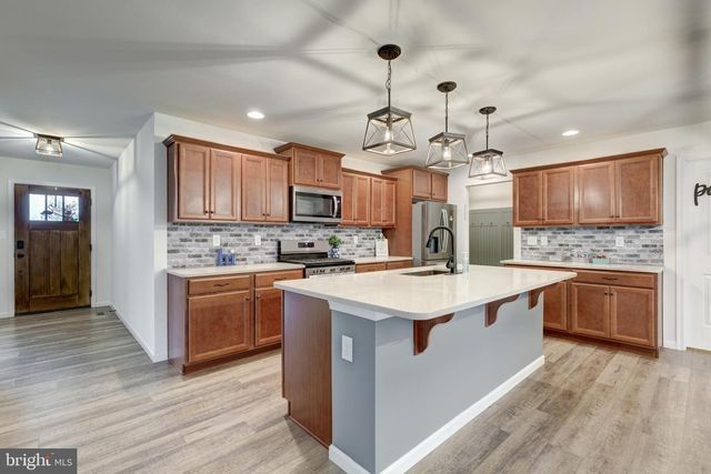 15 CLOVERFIELD ST, Stewartstown, PA 17363