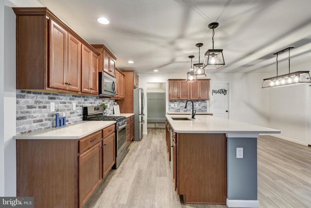 15 CLOVERFIELD ST, Stewartstown, PA 17363