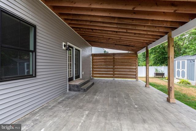 15 CLOVERFIELD ST, Stewartstown, PA 17363