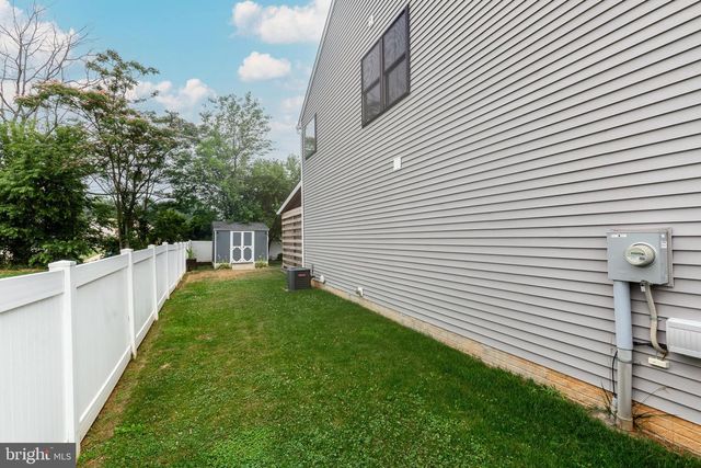 15 CLOVERFIELD ST, Stewartstown, PA 17363