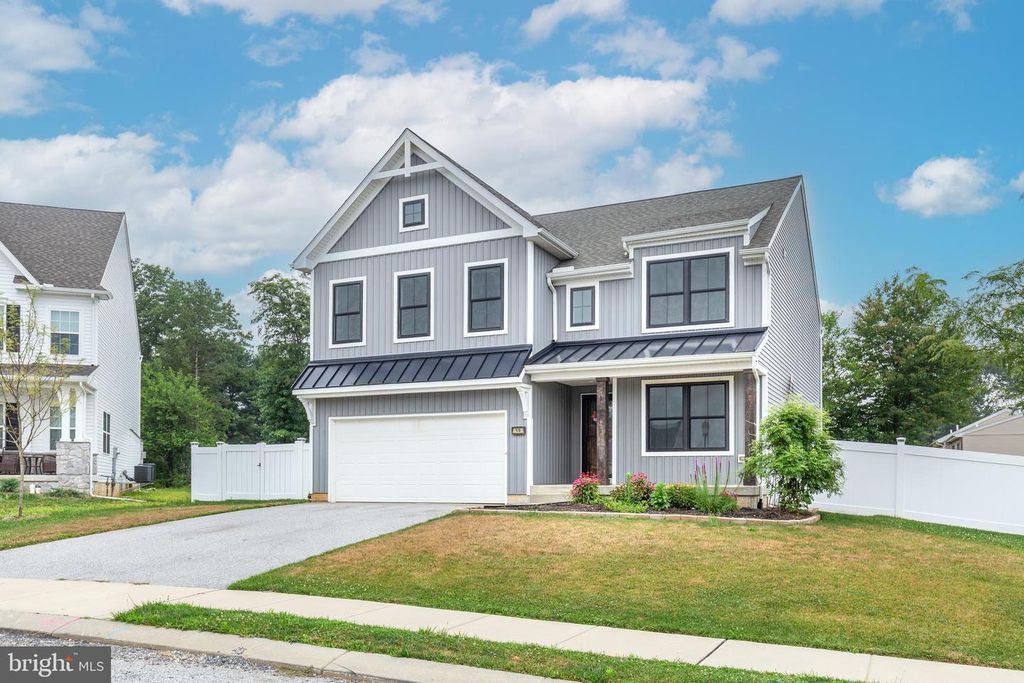 15 CLOVERFIELD ST, Stewartstown, PA 17363