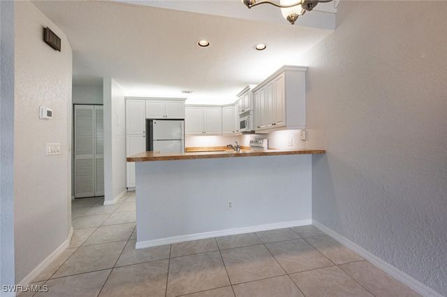 60 Emerald Woods DR B 5, Naples, FL 34108