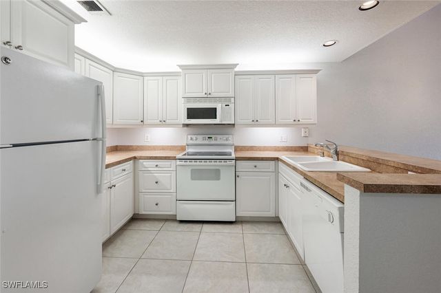 60 Emerald Woods DR B 5, Naples, FL 34108