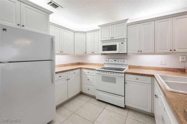 60 Emerald Woods DR B 5, Naples, FL 34108