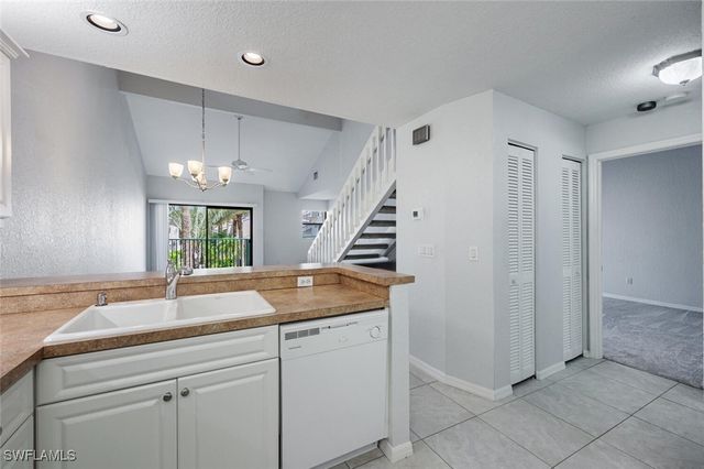 60 Emerald Woods DR B 5, Naples, FL 34108