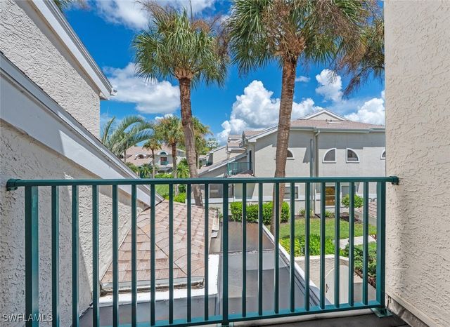 60 Emerald Woods DR B 5, Naples, FL 34108