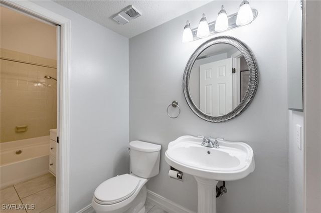 60 Emerald Woods DR B 5, Naples, FL 34108