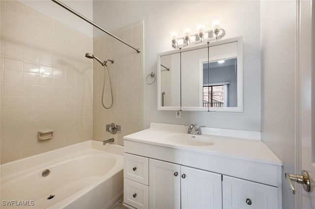 60 Emerald Woods DR B 5, Naples, FL 34108