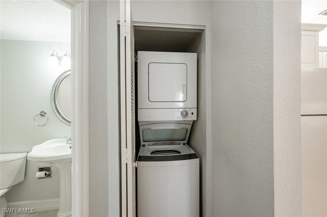 60 Emerald Woods DR B 5, Naples, FL 34108