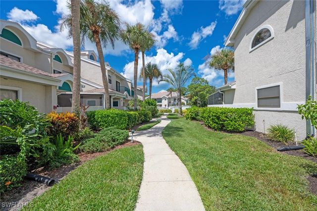 60 Emerald Woods DR B 5, Naples, FL 34108