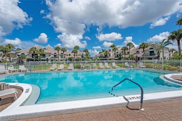 60 Emerald Woods DR B 5, Naples, FL 34108