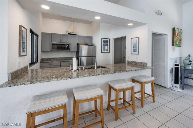 60 Emerald Woods DR B 5, Naples, FL 34108